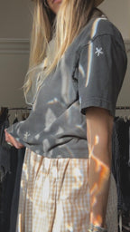 LAZY DAISY BOYFRIEND TEE - CHARCOAL