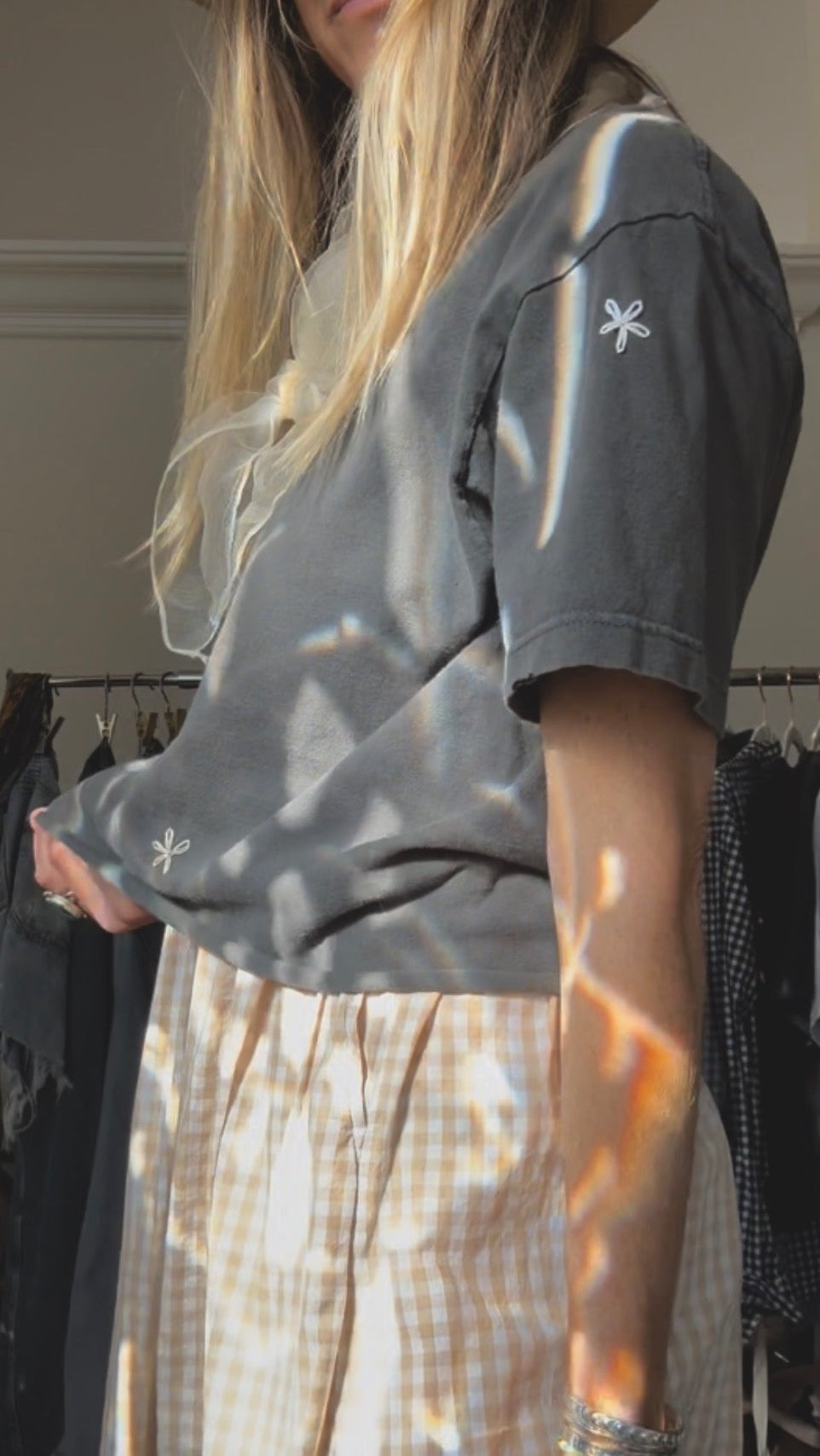 LAZY DAISY BOYFRIEND TEE - CHARCOAL