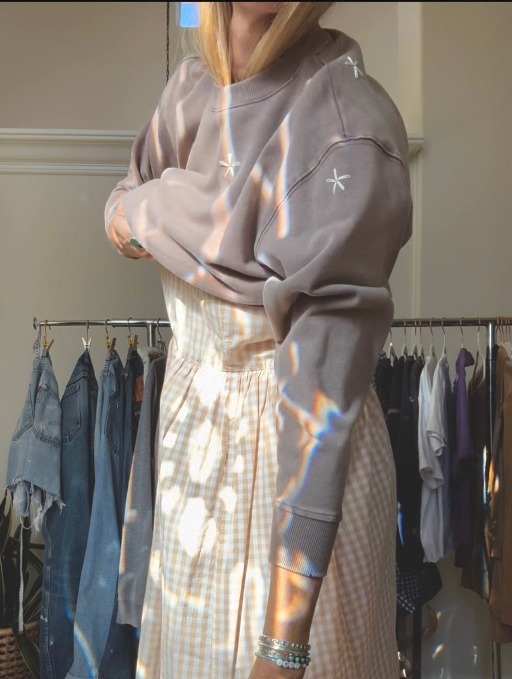 LAZY DAISY CREW SWEATSHIRT - TAUPE