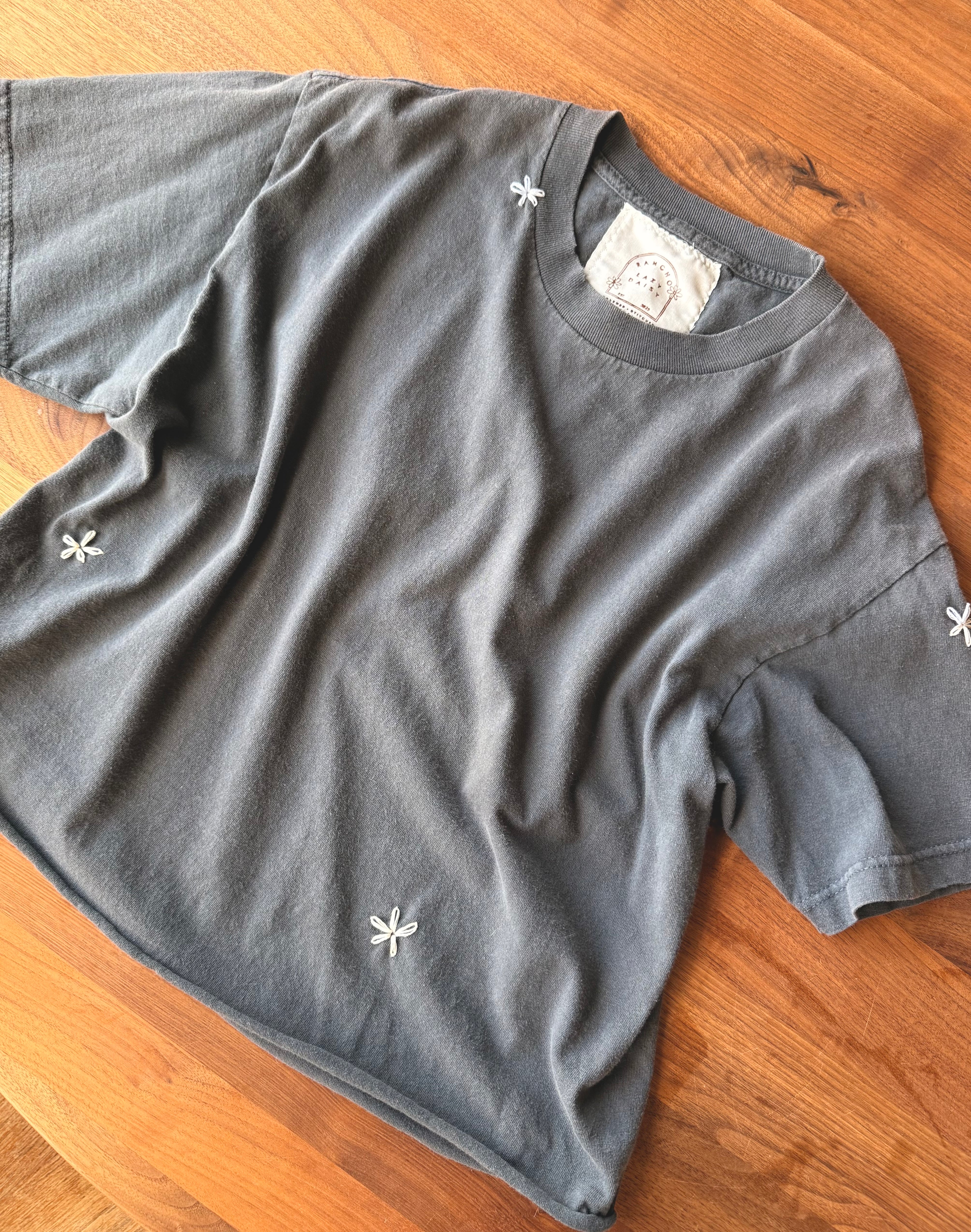 LAZY DAISY BOYFRIEND TEE - CHARCOAL