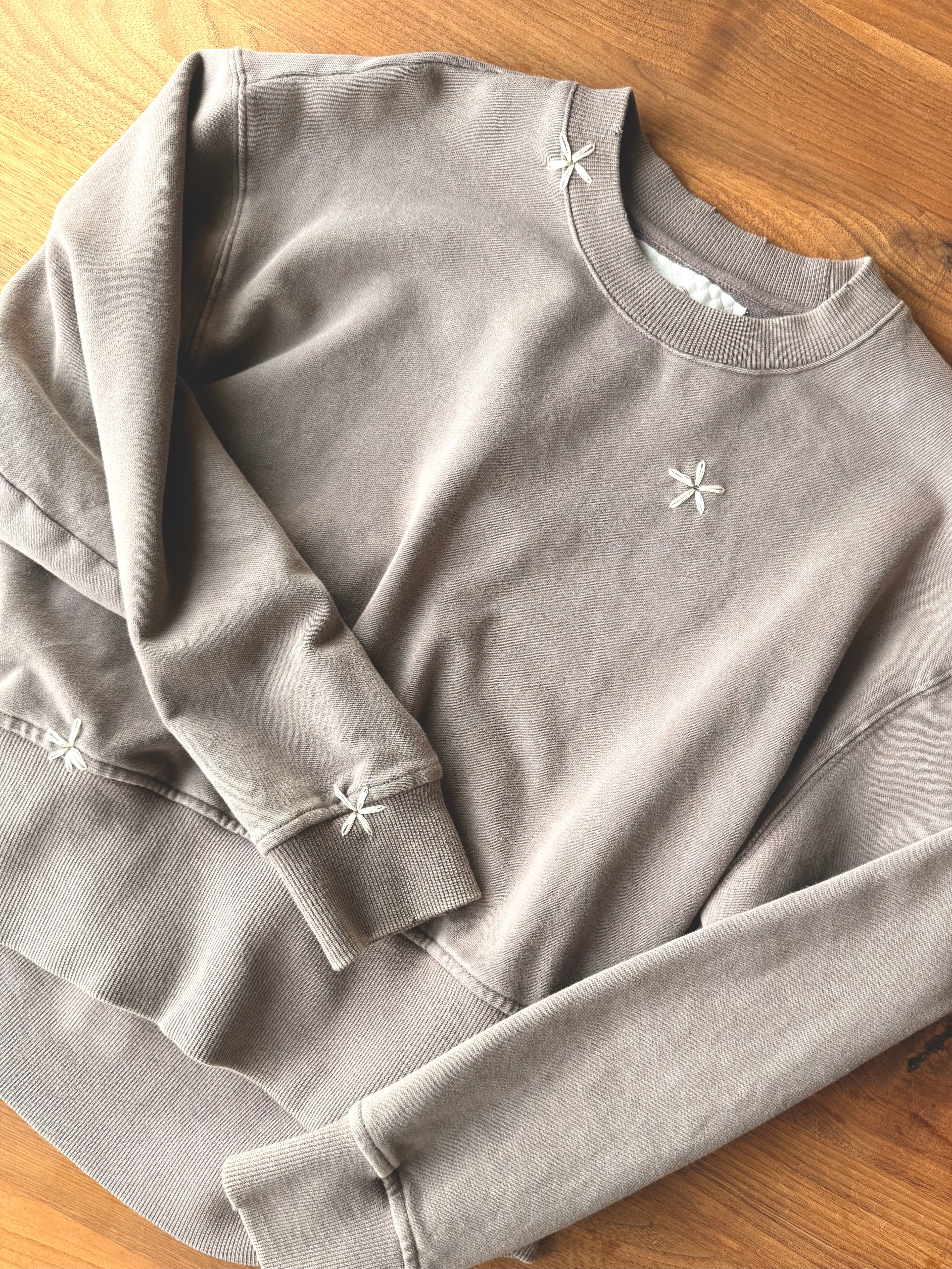 LAZY DAISY CREW SWEATSHIRT - TAUPE