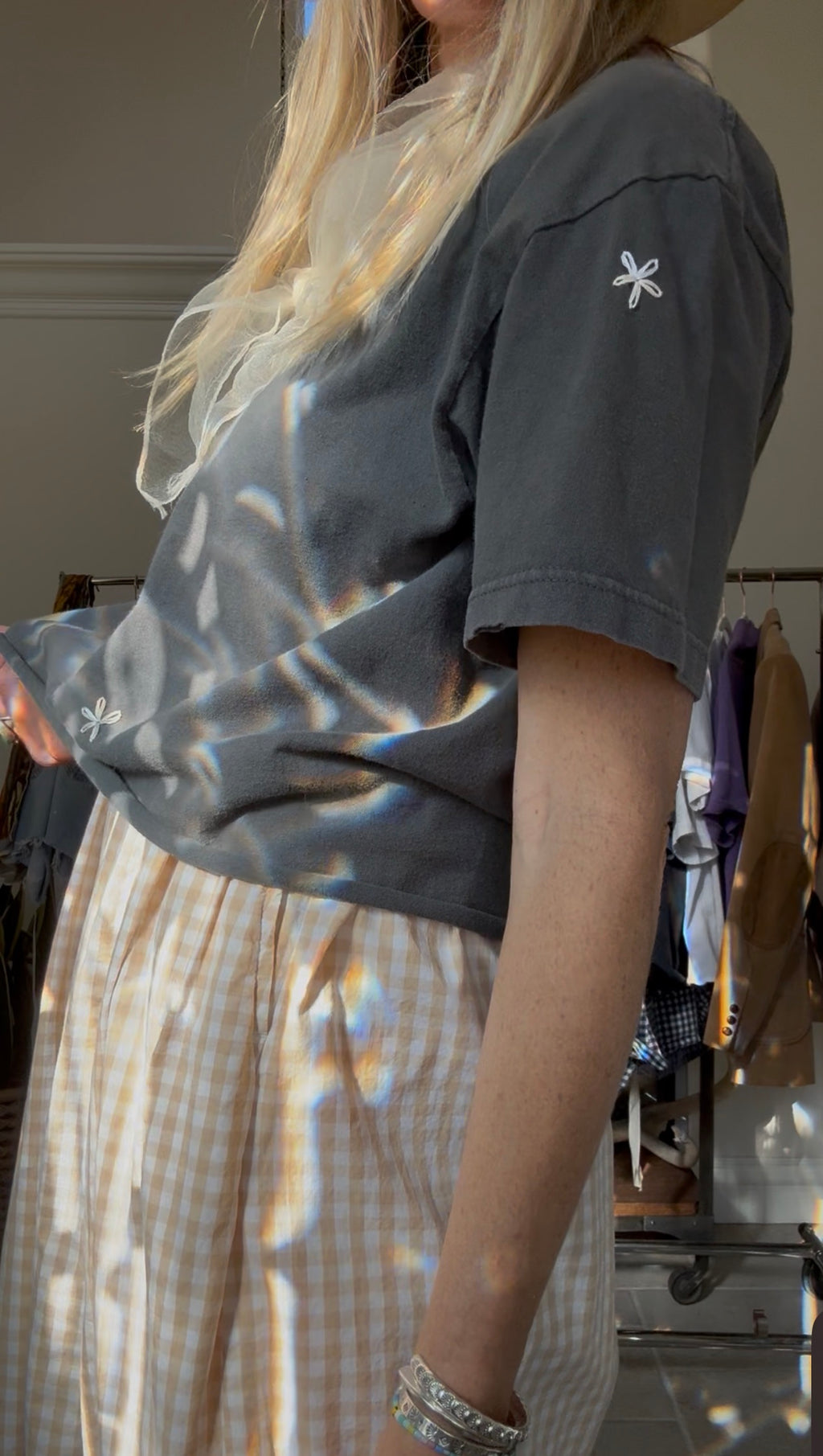 LAZY DAISY BOYFRIEND TEE - CHARCOAL