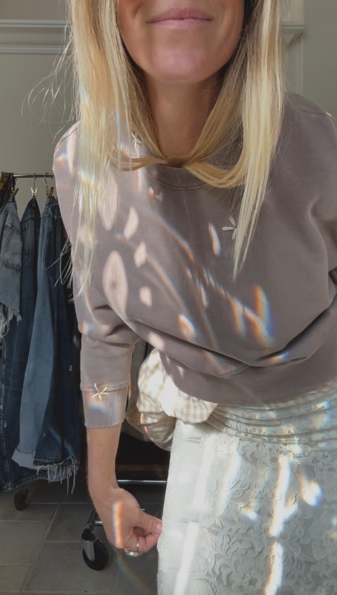 LAZY DAISY CREW SWEATSHIRT - TAUPE