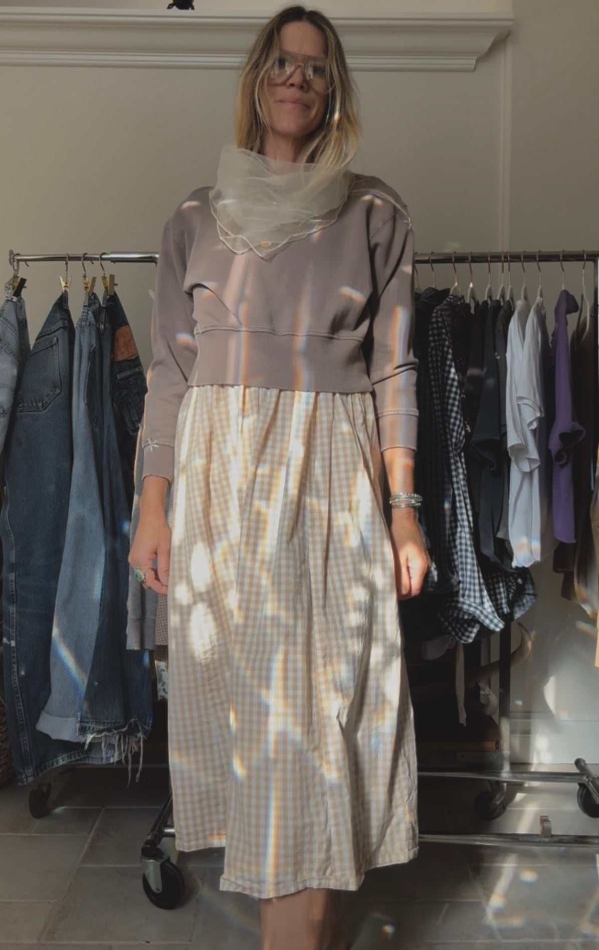 LAZY DAISY CREW SWEATSHIRT - TAUPE