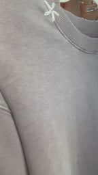 LAZY DAISY CREW SWEATSHIRT - TAUPE